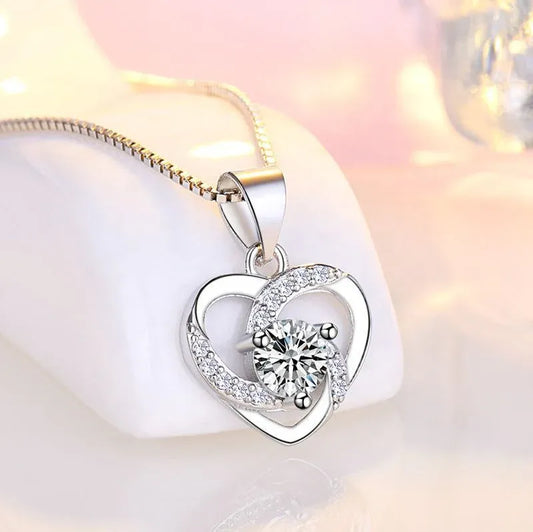 El collar de la Rosa Eterna